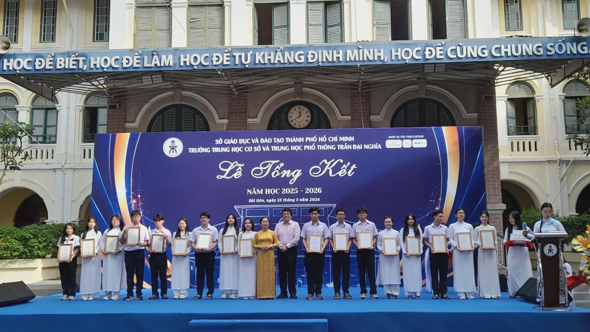 hop-diem-trao-thuong-tai-le-tong-ket-truong-tran-dai-nghia-2025-2026