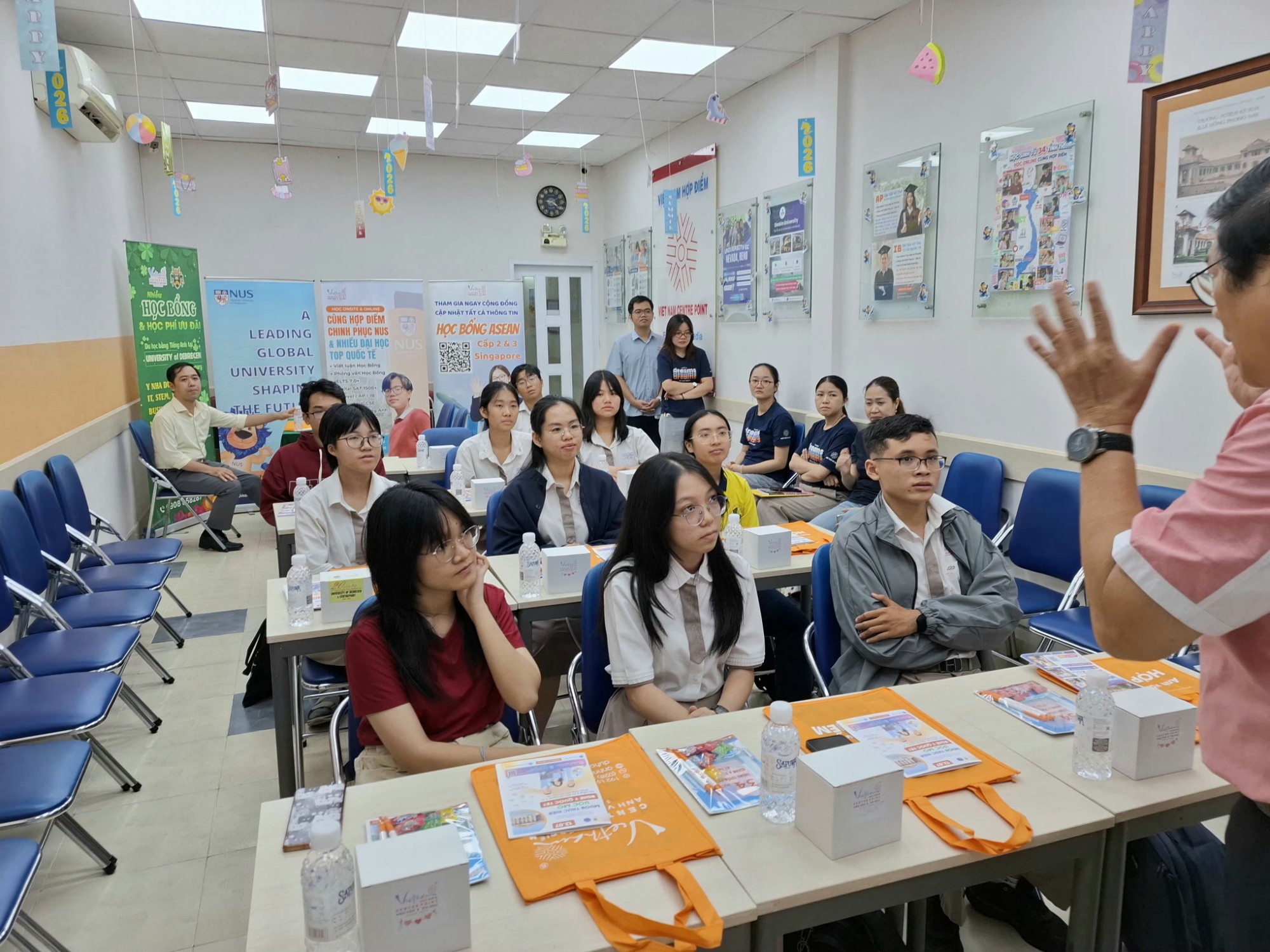 Đại diện Hợp Điểm chia sẻ thông tin đến học sinh