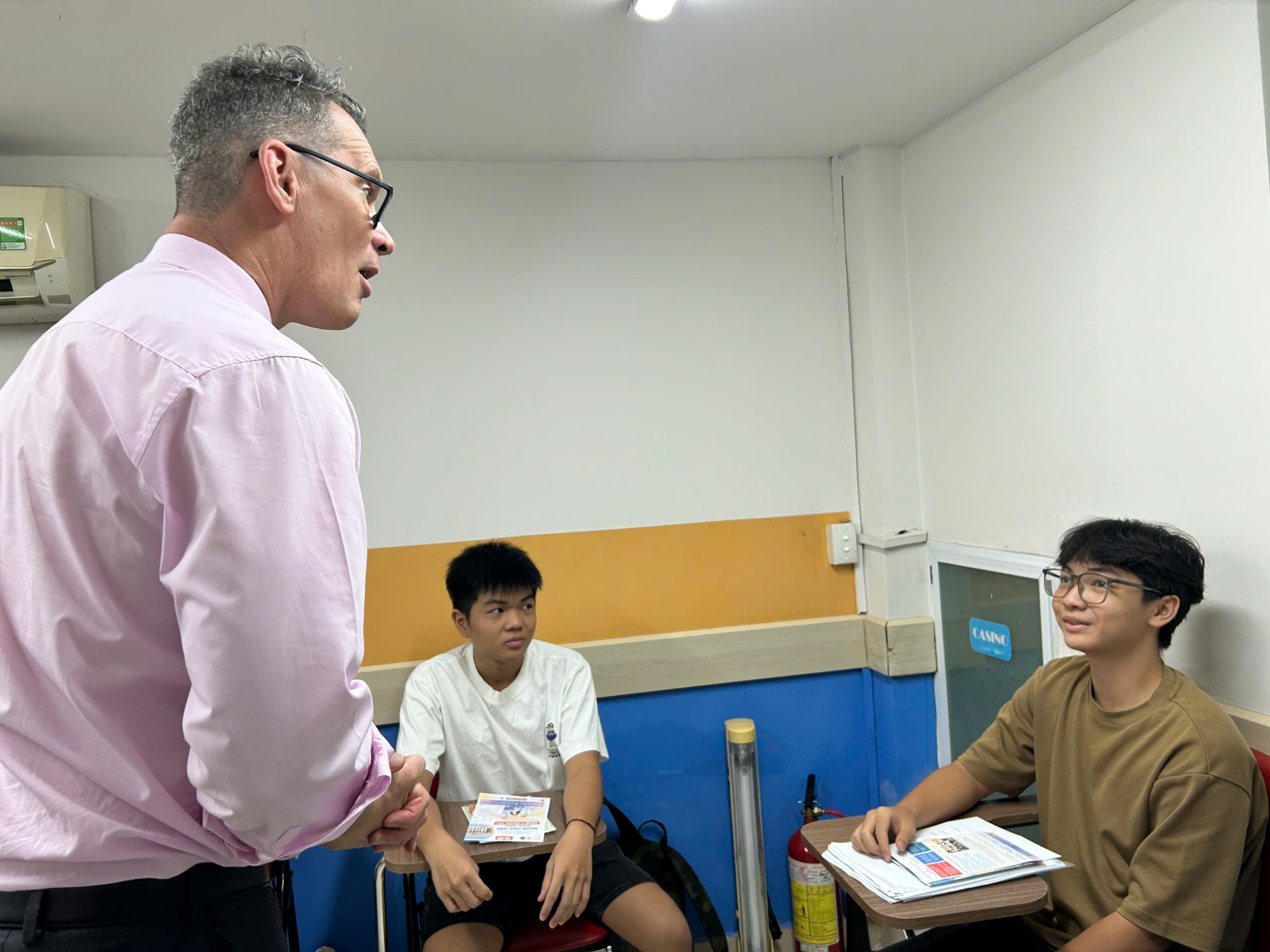 Mr. Andrew Glasson giao lưu cùng học viên Hợp Điểm