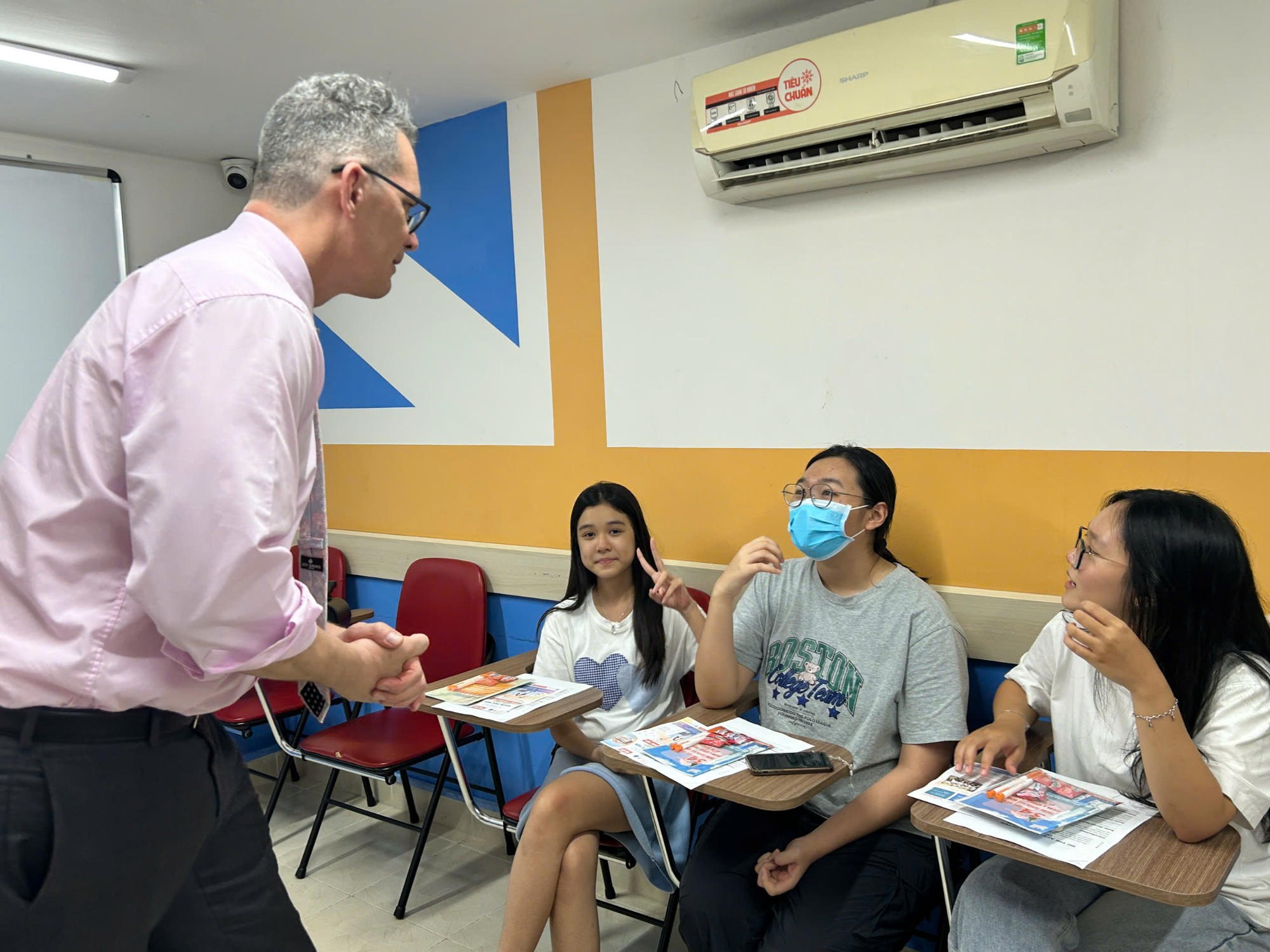 Mr. Andrew Glasson giao lưu cùng học viên Hợp Điểm