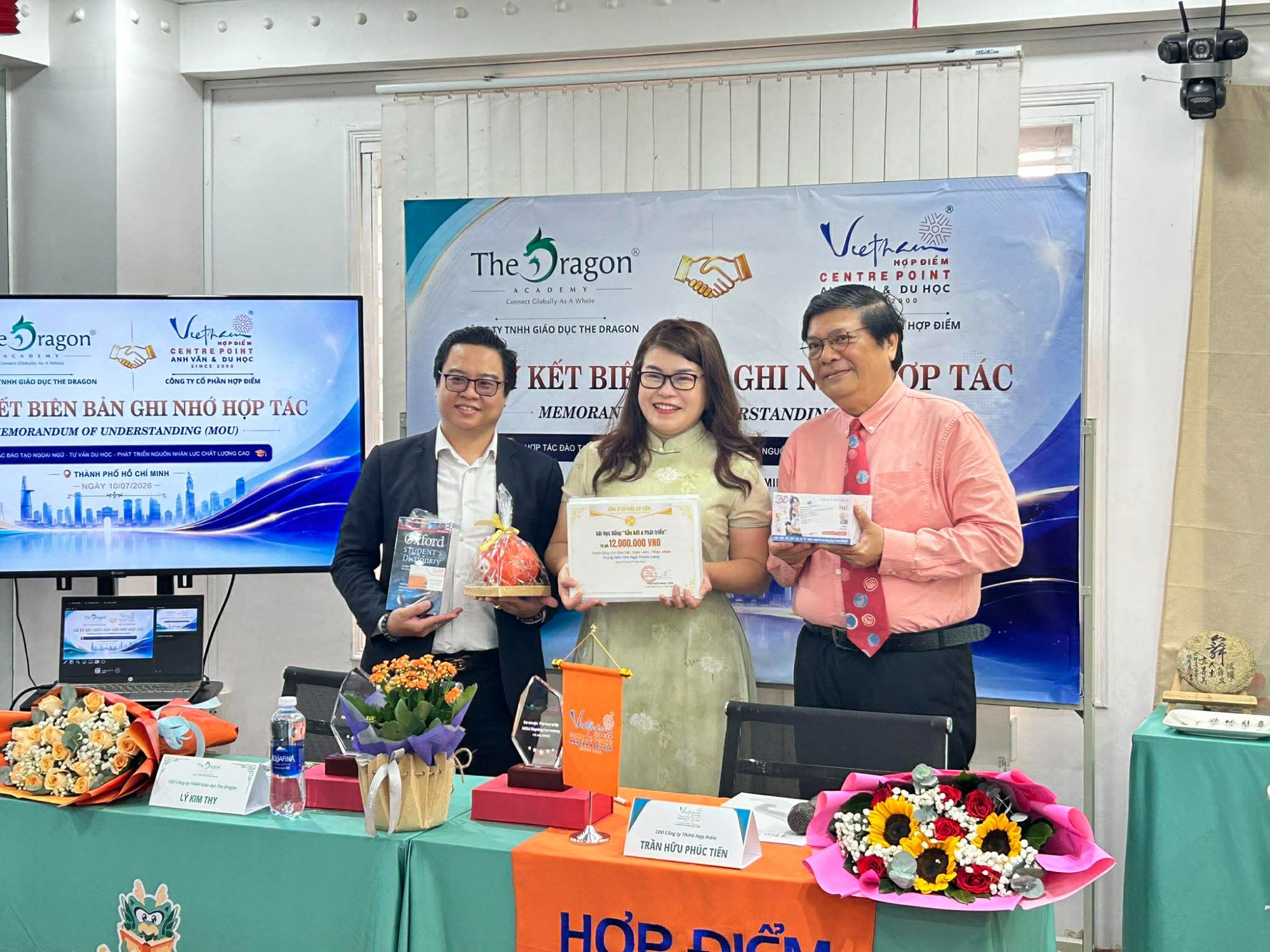 Hợp Điểm trao tặng học bổng và phiếu ưu đãi