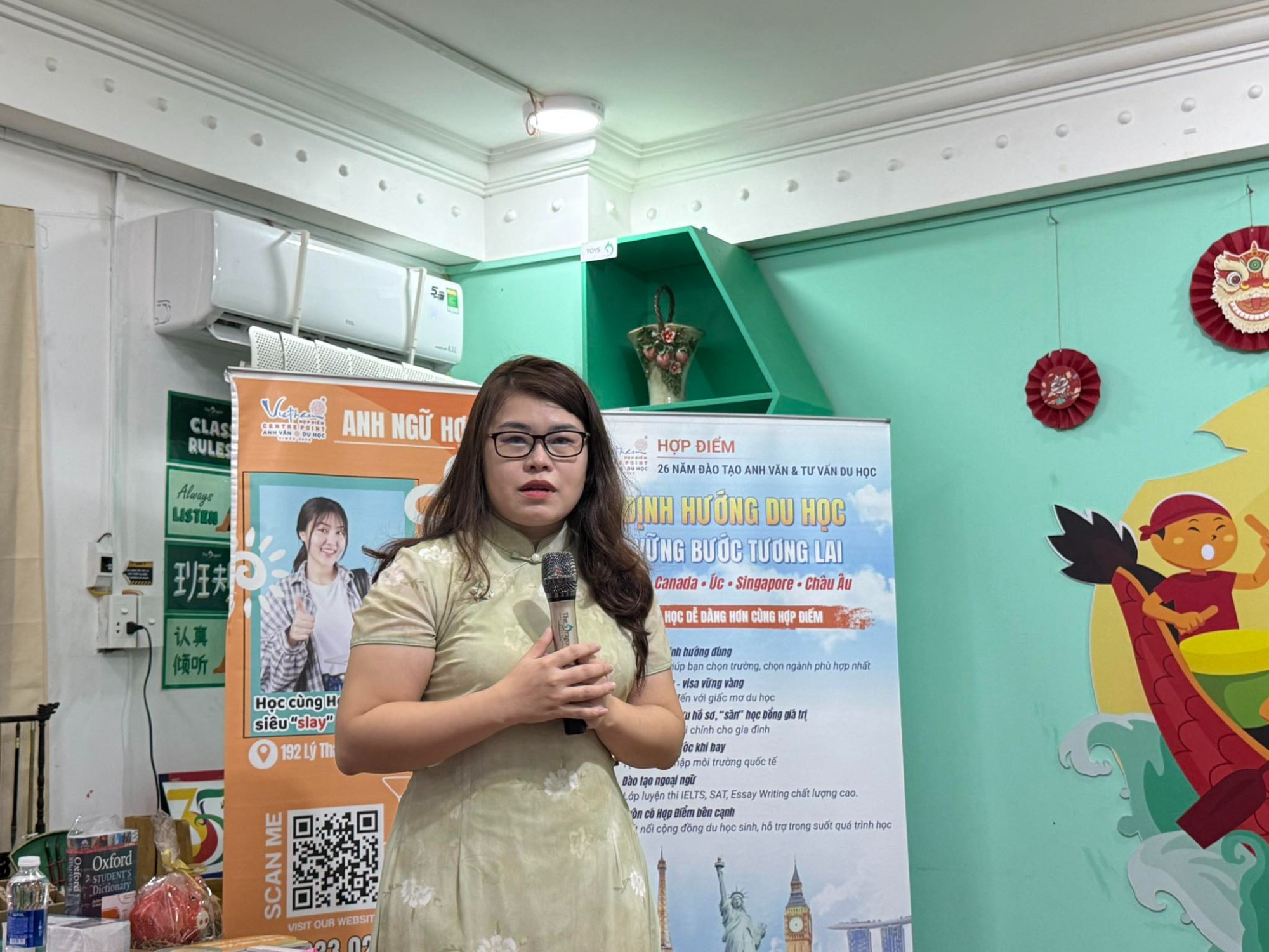 Bà Kim Thy phá biểu trong buổi ký kết