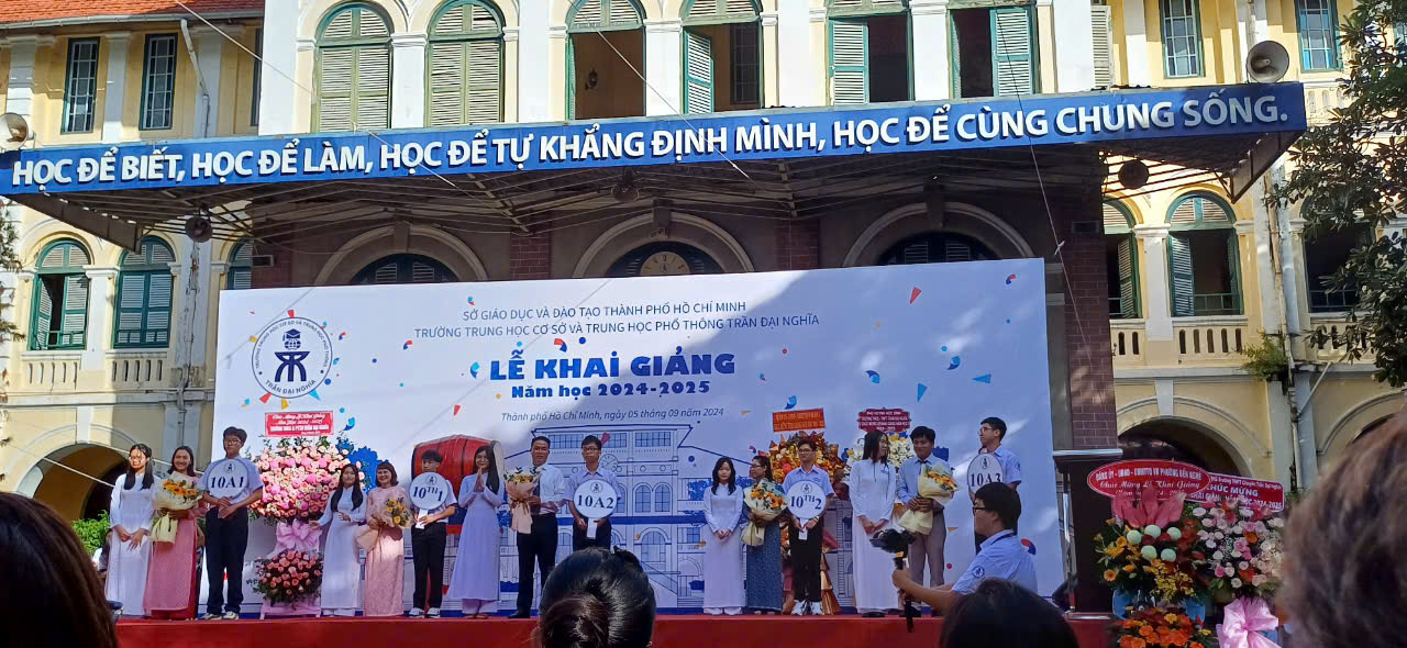 anh-van-du-hoc-hop-diem-tham-du-le-khai-giang-nam-hoc-2024-2025