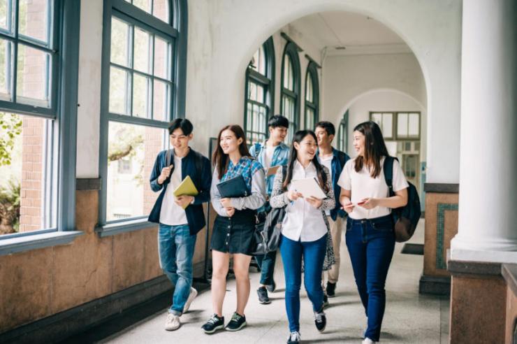 Giao tiếp với người bản xứ - Mẹo nhỏ kết bạn và học tập hiệu quả khi du học Mỹ