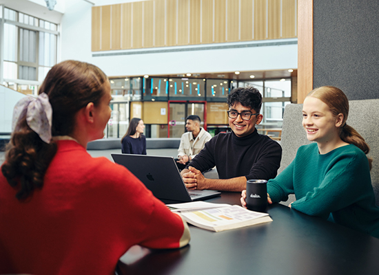 vi-sao-sinh-vien-quoc-te-chon-deakin-khi-du-hoc-uc-4-ly-do-thuyet-phuc