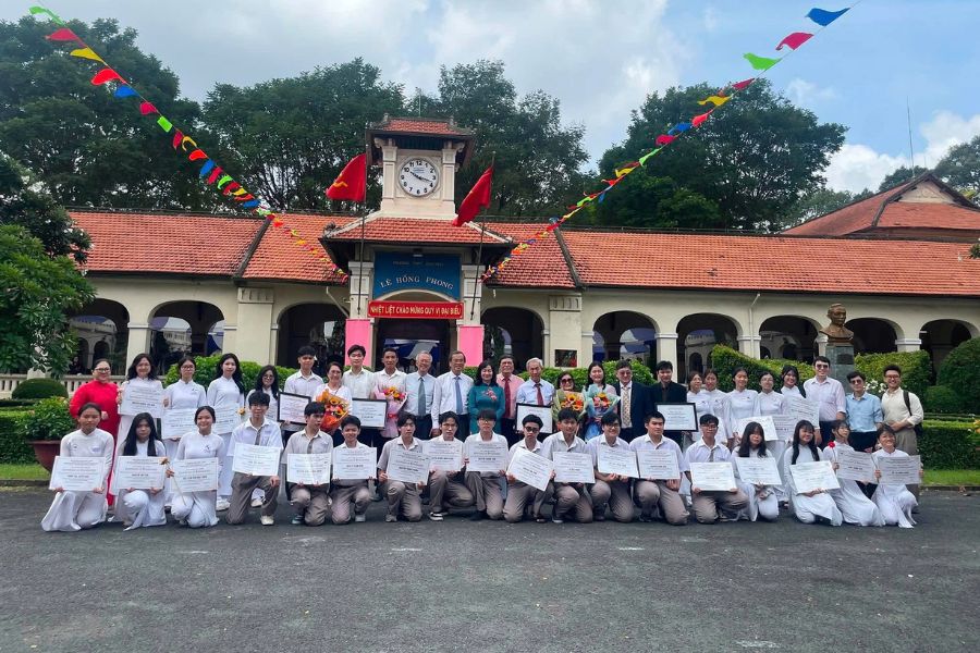 Học sinh Lê Hồng Phong chụp ảnh lưu niệm cùng Hợp Điểm
