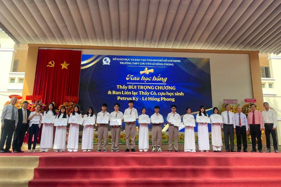 Hợp Điểm trao học bổng anh văn tại Lê Hồng Phong
