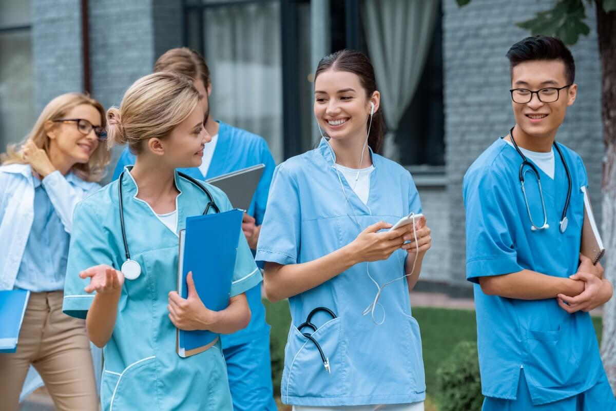 lay-chung-chi-hanh-nghe-dieu-duong-my-nclex-nhanh-hon-voi-absn-uu-va-nhuoc-diem